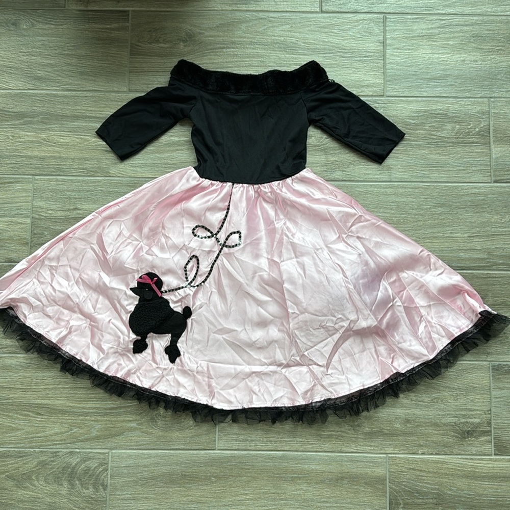 Girls 50s Dress with Poodle Halloween Costume
Size Medium (8-10) - Picture 8 of 8